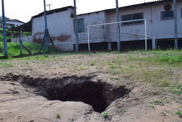 Buraco em praça preocupa município