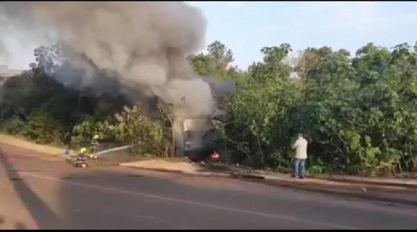 Caminhão incendeia no bairro Campestre