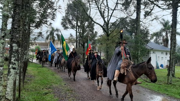 Tradicionalistas acendem Chama Crioula em Progresso