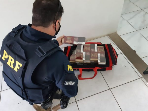 PRF prende 2 passageiros com cigarro contrabandeado em Lajeado