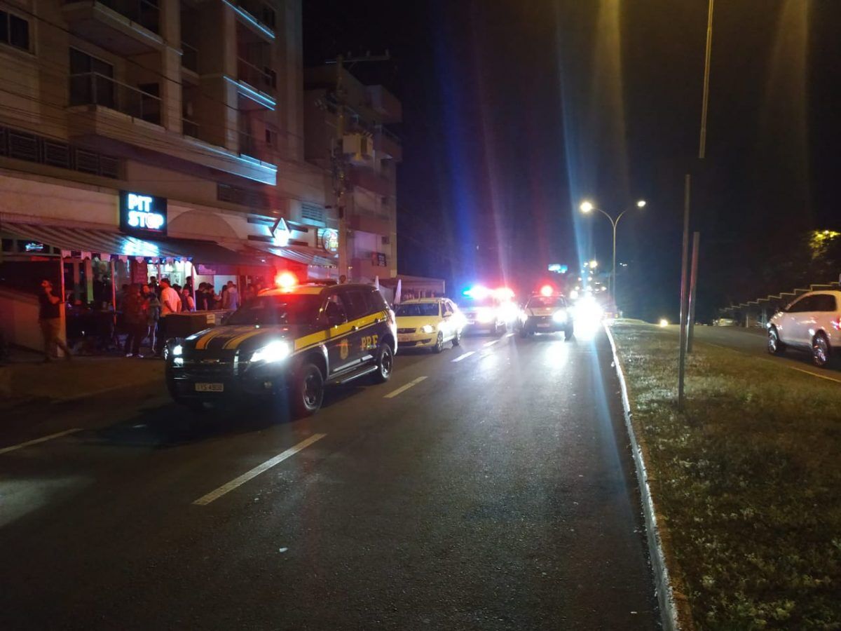 Operação multa 19 motoristas e recolhe dois veículos