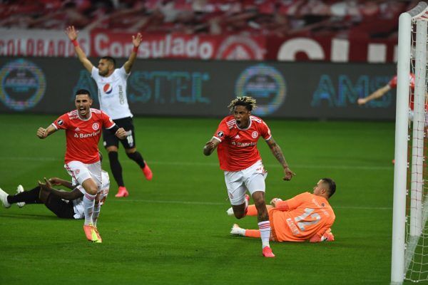 Com dois tempos distintos, Inter vence pela Libertadores