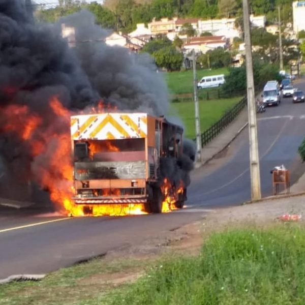 Confira imagens de caminhão em chamas no Campestre