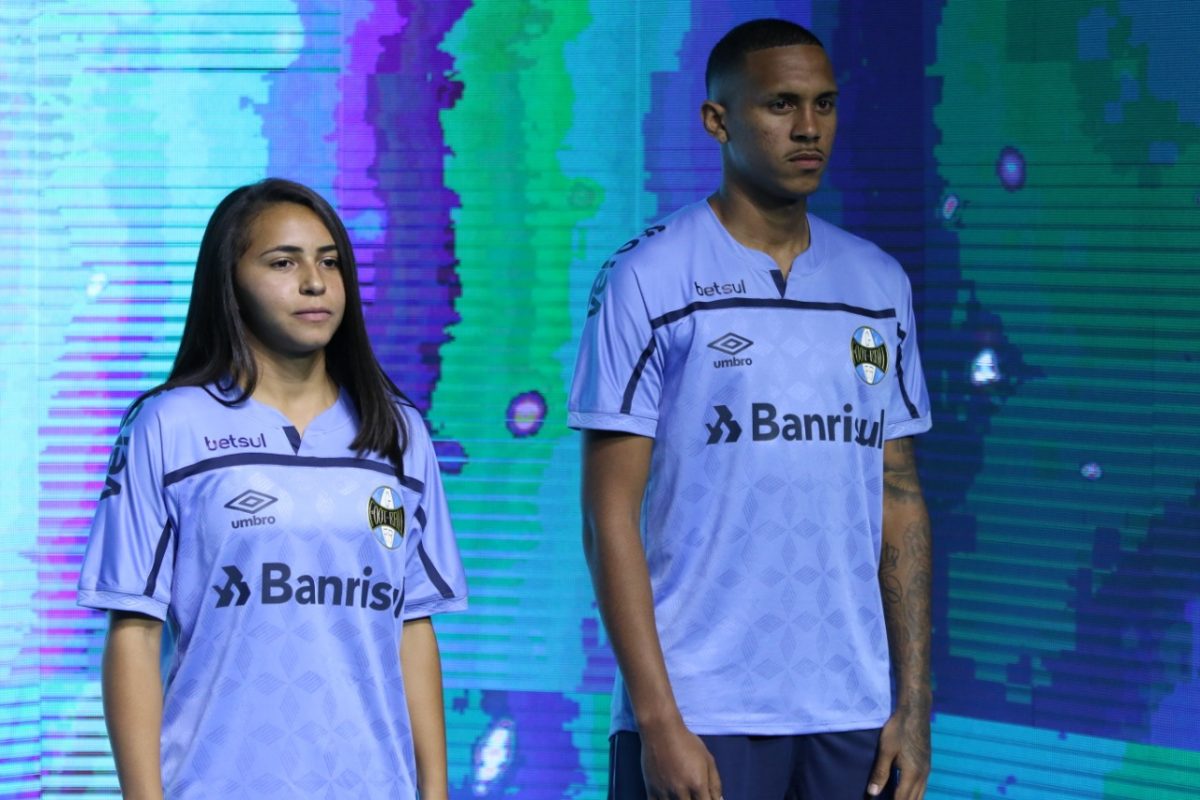 Grêmio lança novo uniforme com escudo retrô