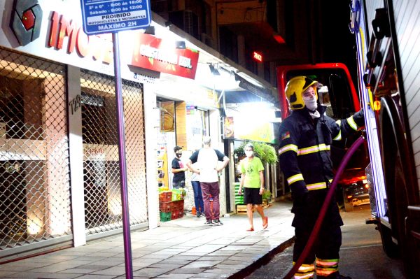 Bombeiros controlam incêndio no Centro de Lajeado