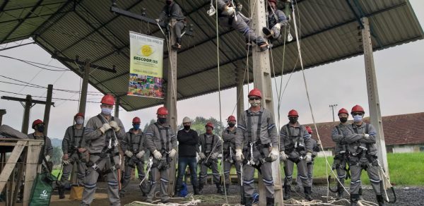 Certel forma turma de construção de redes elétricas