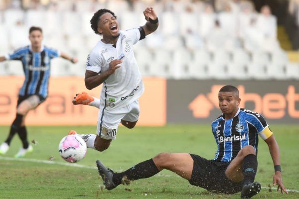 Grêmio comete dois pênaltis e perde para o Santos na Vila Belmiro