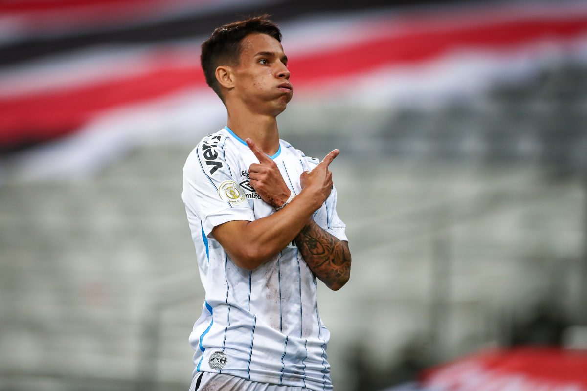 Ferreira resolve e Grêmio vence de virada