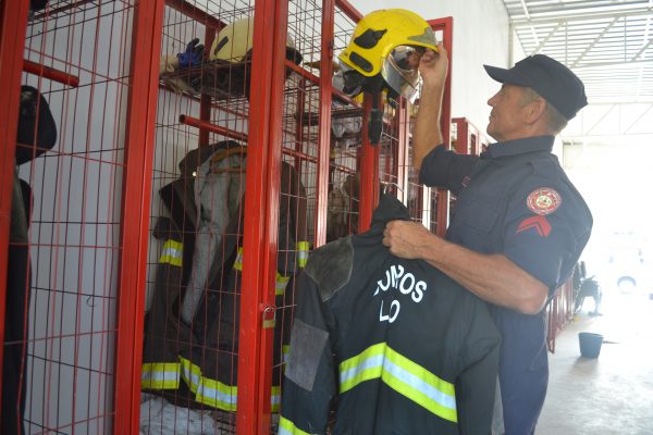 Bombeiros combatem incêndio no bairro Florestal, em Lajeado