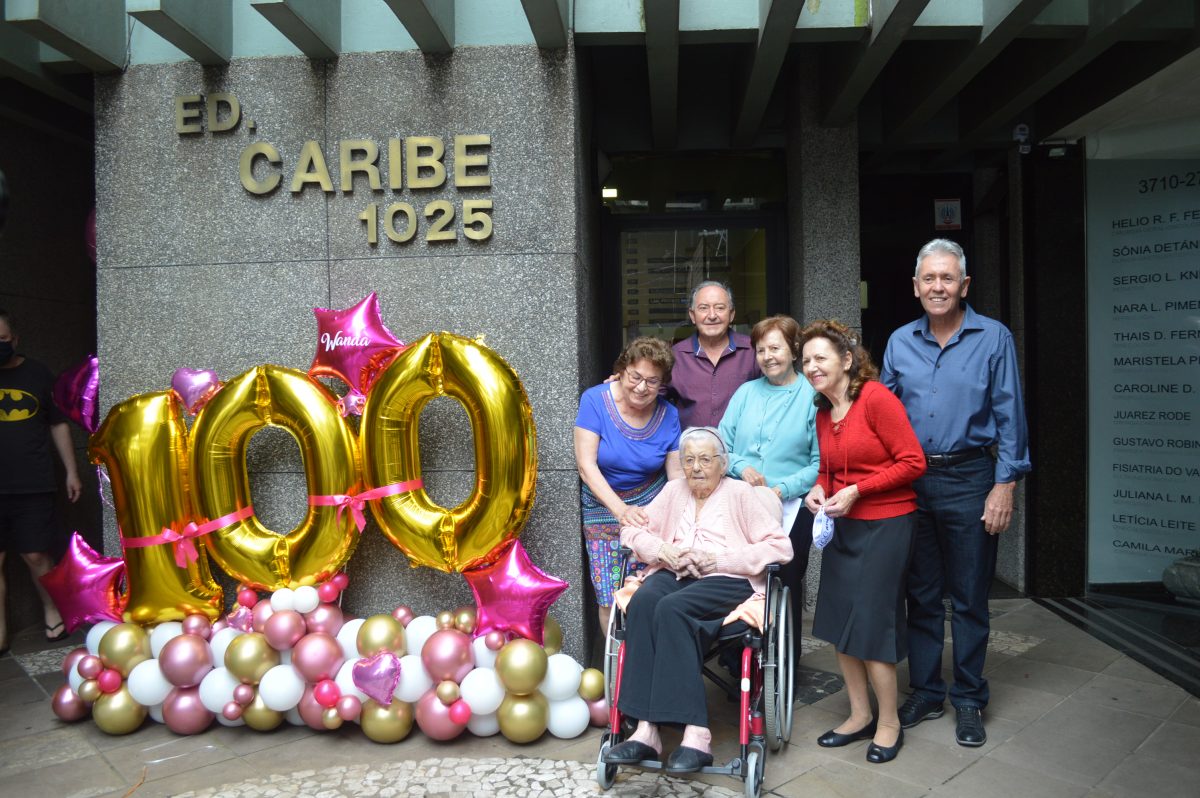 Moradora do centro de Lajeado completa 100 anos e recebe homenagem