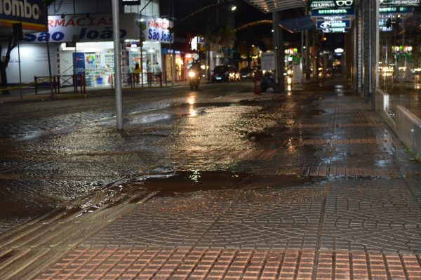 Vazamento d’água inunda calçada no Centro de Lajeado