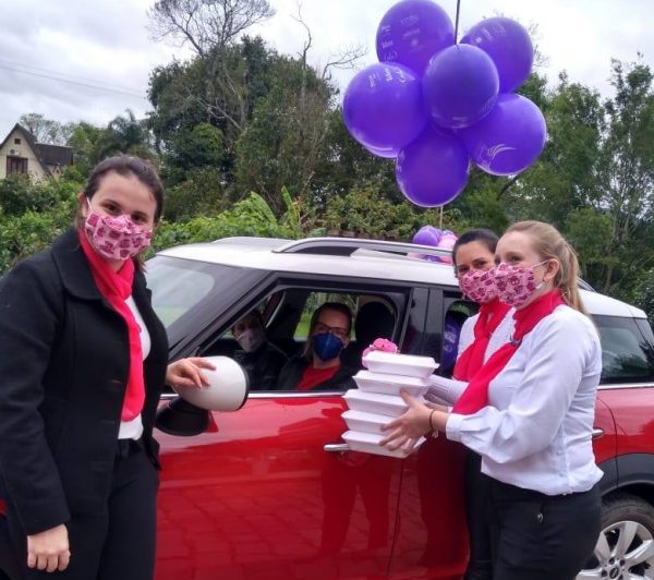 Chá Rosa Drive-Thru comercializa mais de 400 marmitas