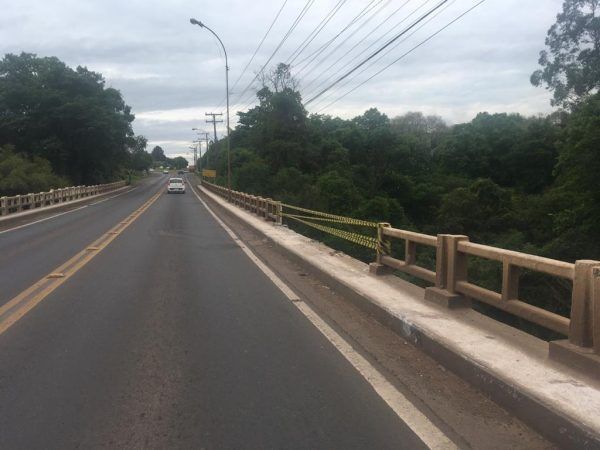 Após acidente, guarda-corpo da ponte fica destruído em Lajeado