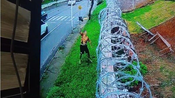 Homem é flagrado arremessando objetos para dentro do Presídio de Lajeado