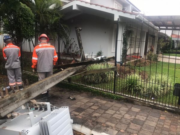 Após colisão, poste com transformador cai e deixa moradores sem luz