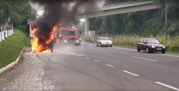 Caminhão incendeia na BR-386 em Lajeado