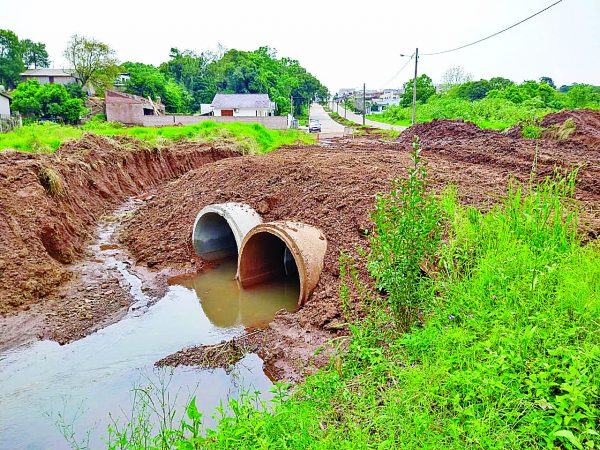 Obra inacabada preocupa moradores na Aury Sturmer