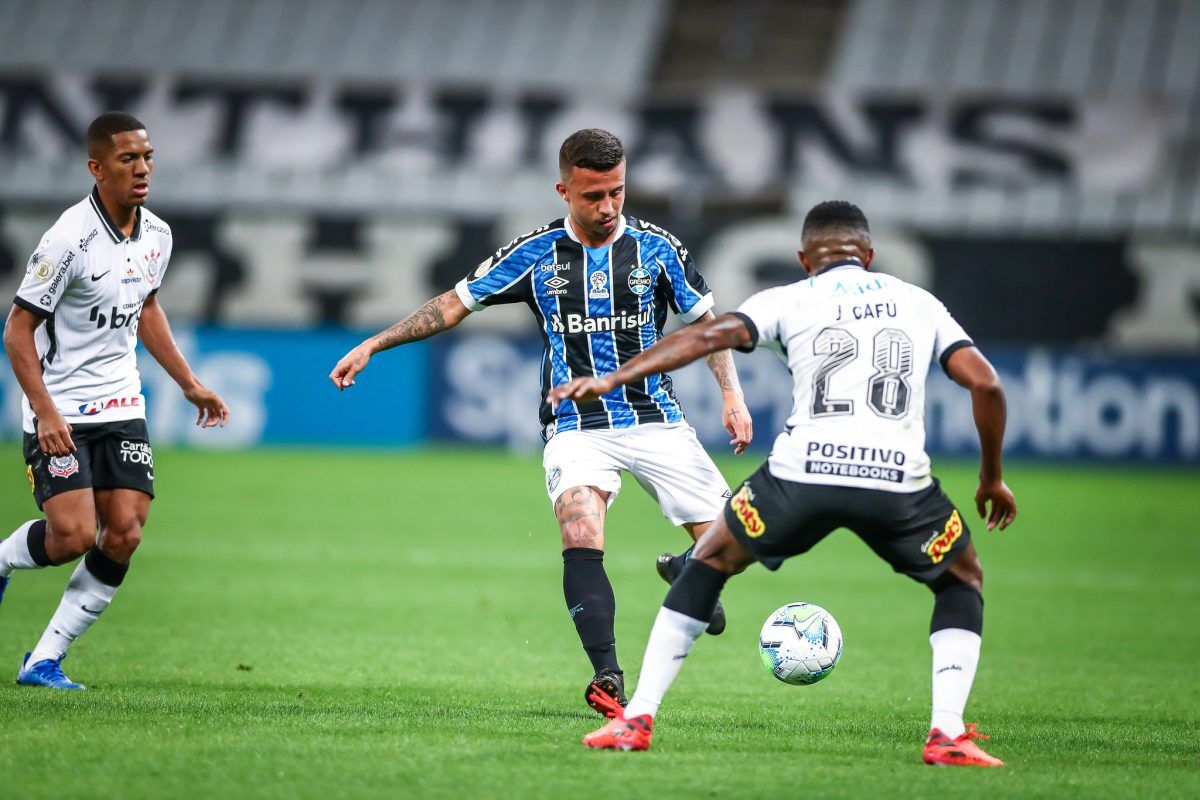 Com dois a mais, Grêmio não sai do zero com o Corinthians