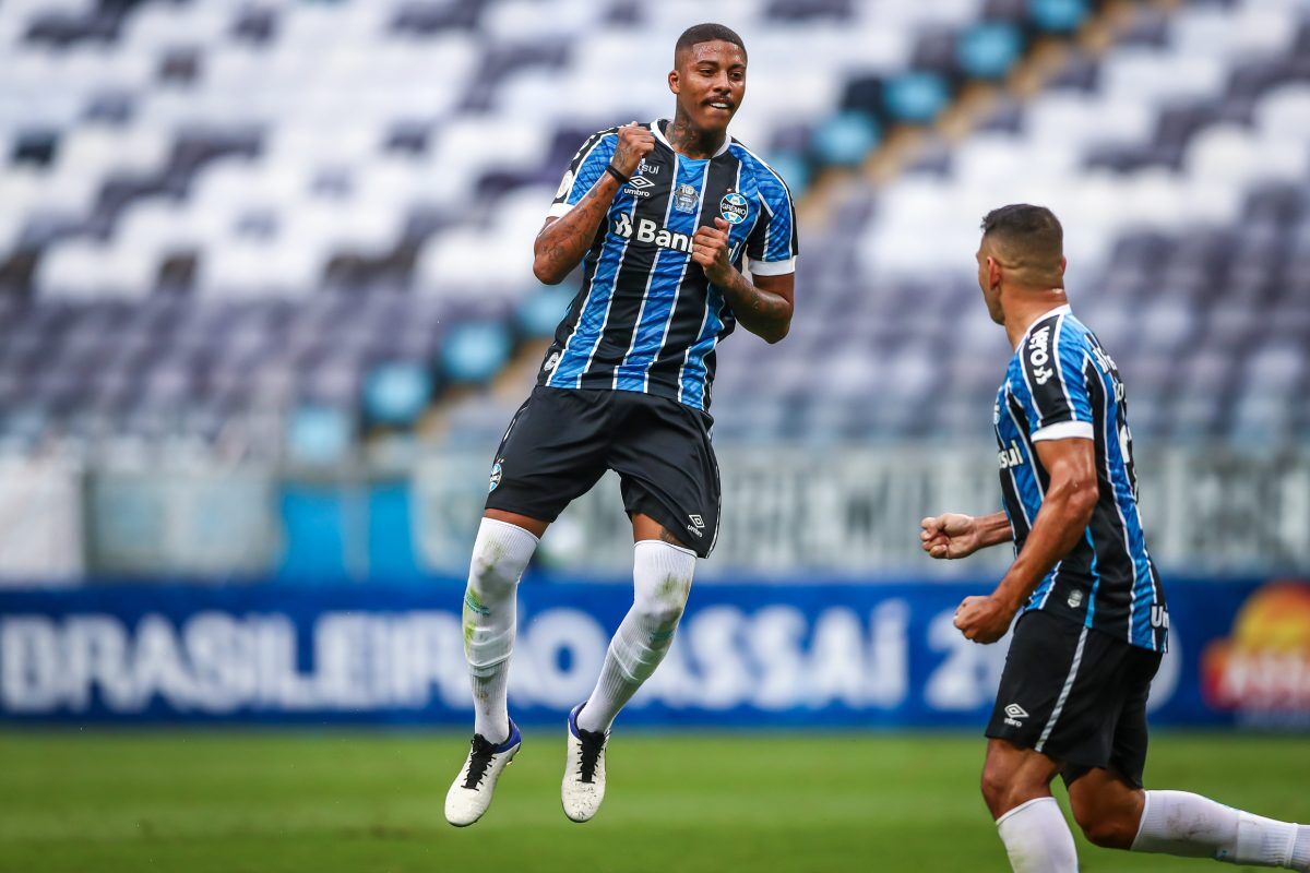 Grêmio vence e cola nos líderes