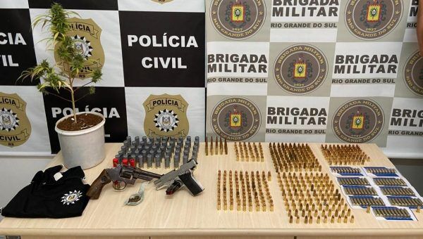 Brigada Militar e Polícia Civil apreendem armas e munições no bairro Marmitt