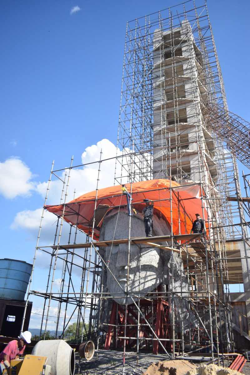 Cristo no alto do Morro da Antena, em Encantado, avança com a armação dos braços e da cabeça. Previsão de término é em 2021