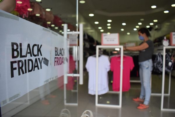 Lojas oferecem promoções e descontos de até 50% na Black Friday