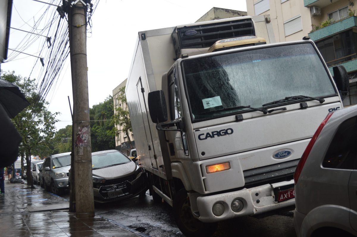 Caminhão causa colisão de três veículos no centro de Lajeado