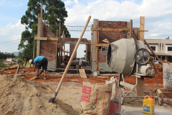 Em meio à falta de materiais, preço da construção dispara