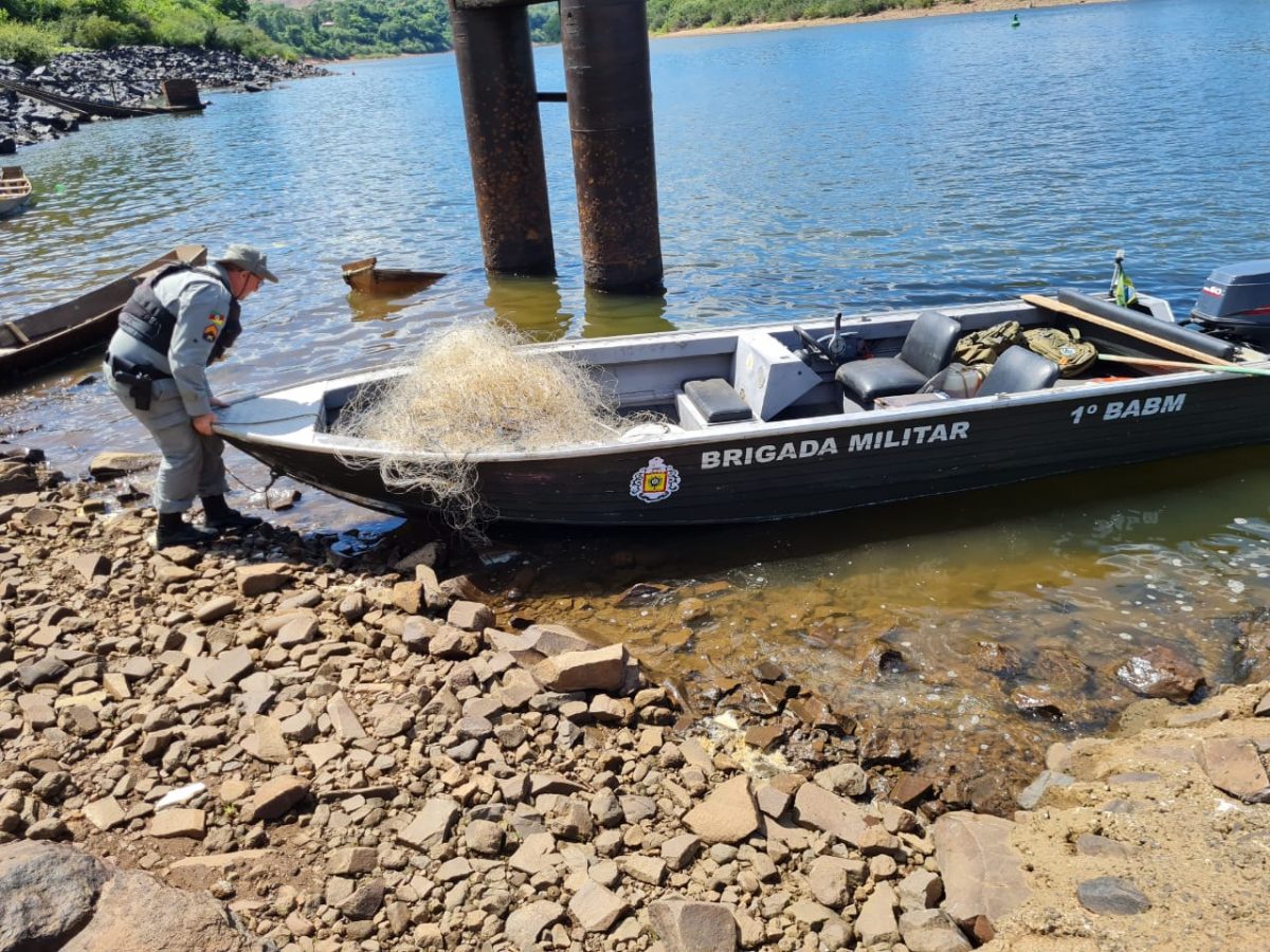 Patram recolhe mais de mil metros de rede no Rio Taquari