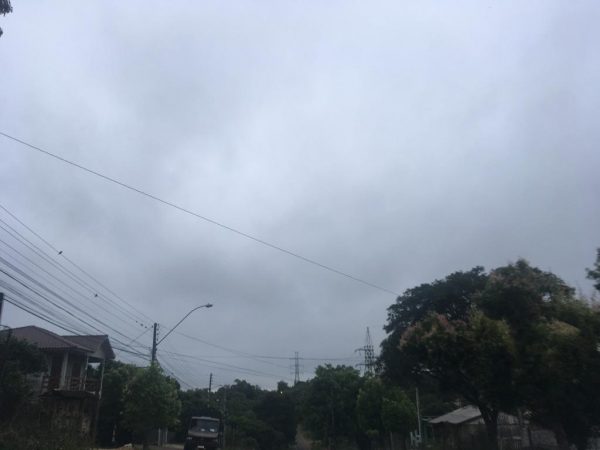 Clima abafado e possibilidade de chuva marcam a segunda-feira