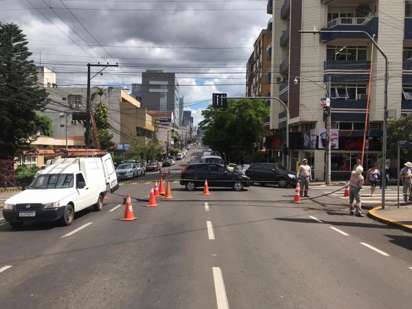 Caminhão atinge fiação e deixa moradores sem energia elétrica no centro de Lajeado