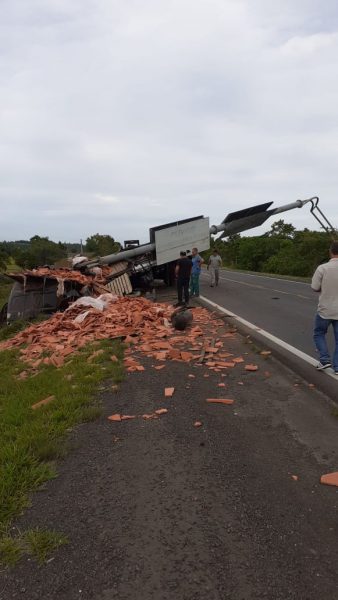 Caminhoneiro de Cruzeiro do Sul morre após acidente na RSC-287