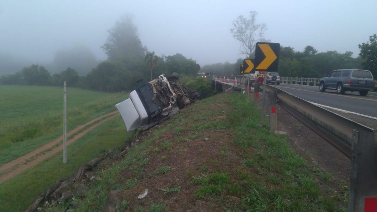 Caminhão sai de pista  na madrugada em Marques de Souza