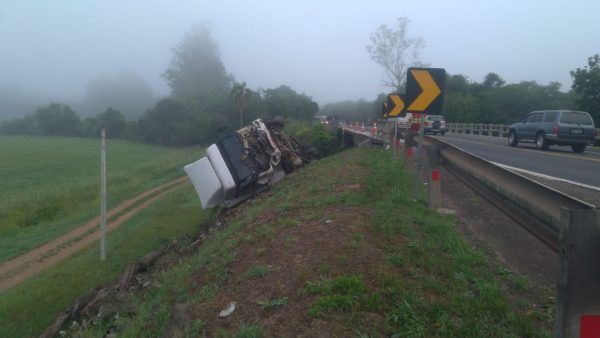 Caminhão sai de pista  na madrugada em Marques de Souza