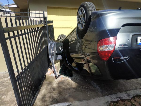 Condutora perde controle de veículo e invade pátio de residência