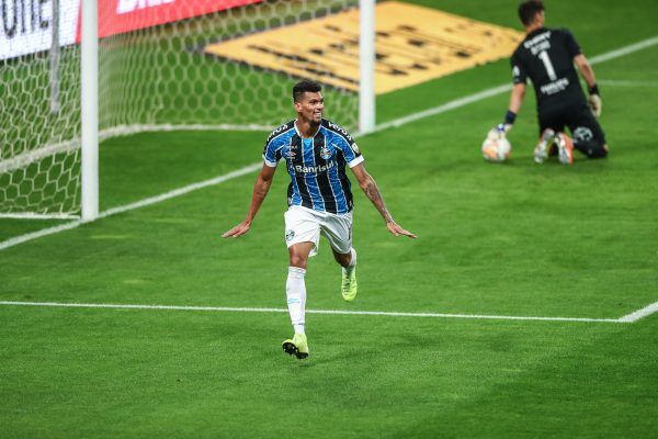 Rodrigues entre os titulares contra o São Paulo