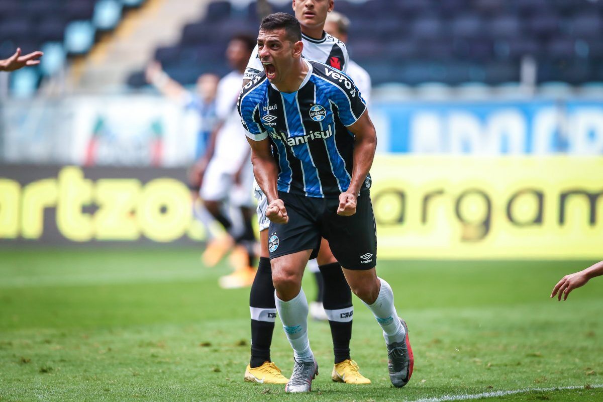 Grêmio vence e entra de vez na briga pelo título