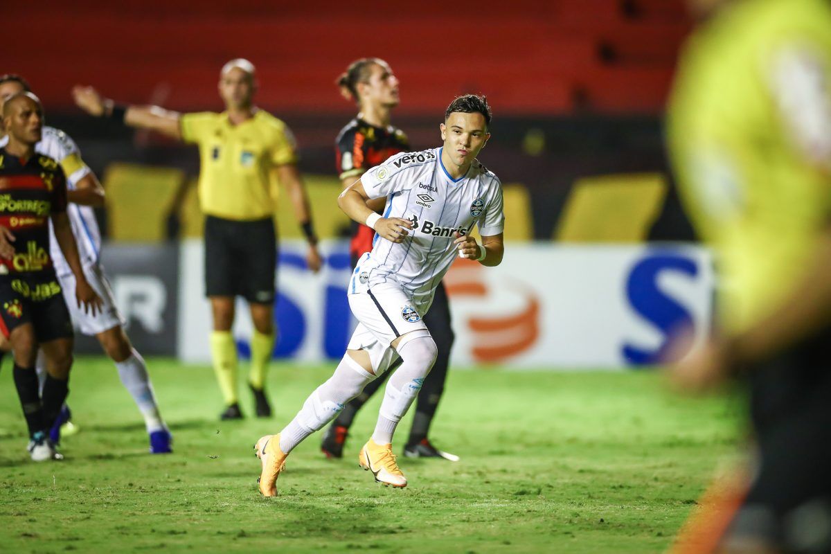 Com um a menos, Grêmio busca empate com Sport no Recife