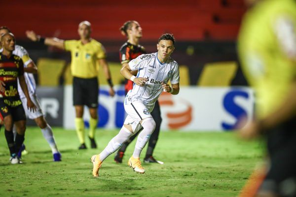 Com um a menos, Grêmio busca empate com Sport no Recife