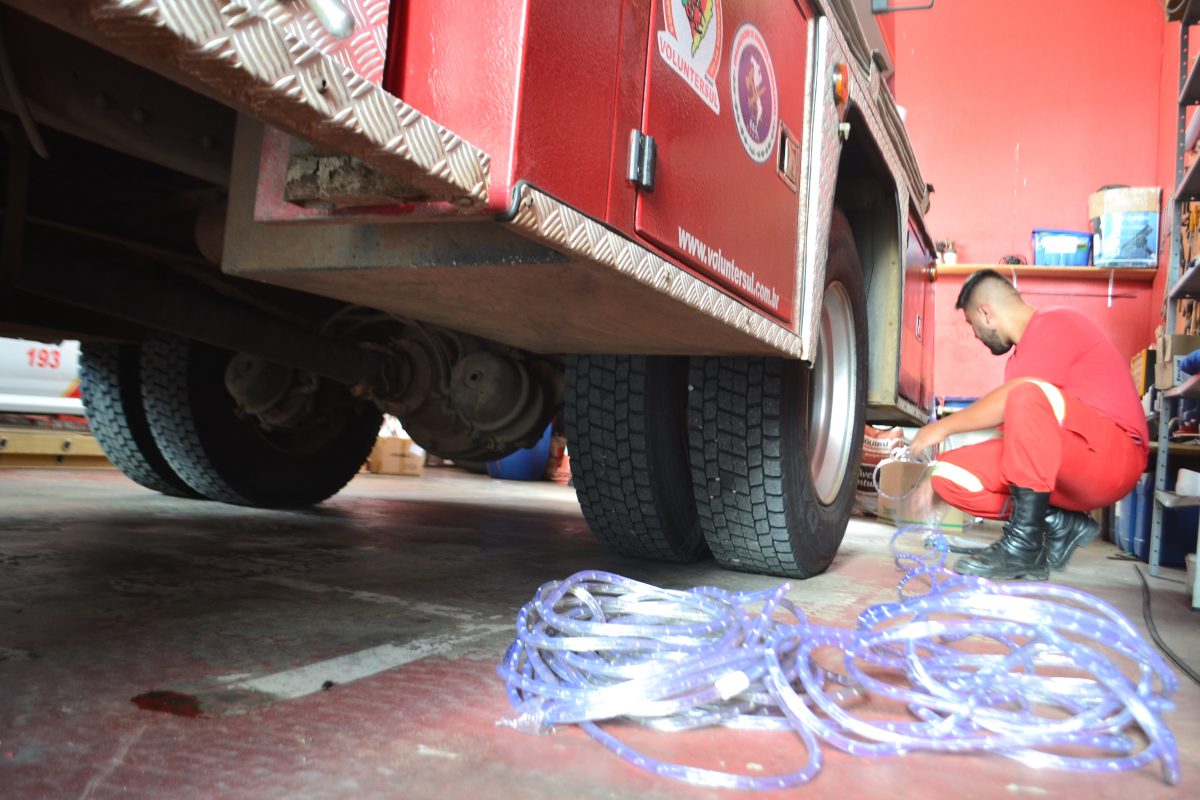 Viatura dos bombeiros vira Caminhão Iluminado e espalha magia do Natal