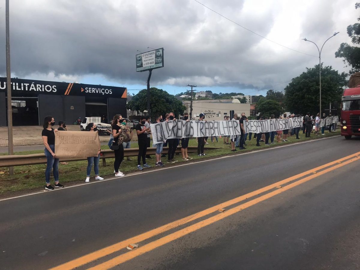 Vídeos: Protesto contra suspensão dos eventos ocorre nesta manhã em Lajeado