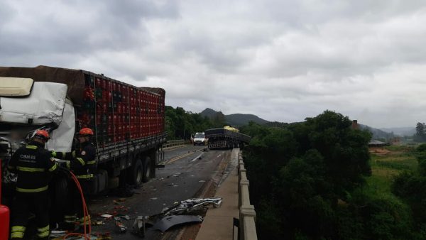 Acidente entre caminhões deixa dois feridos graves na BR-386