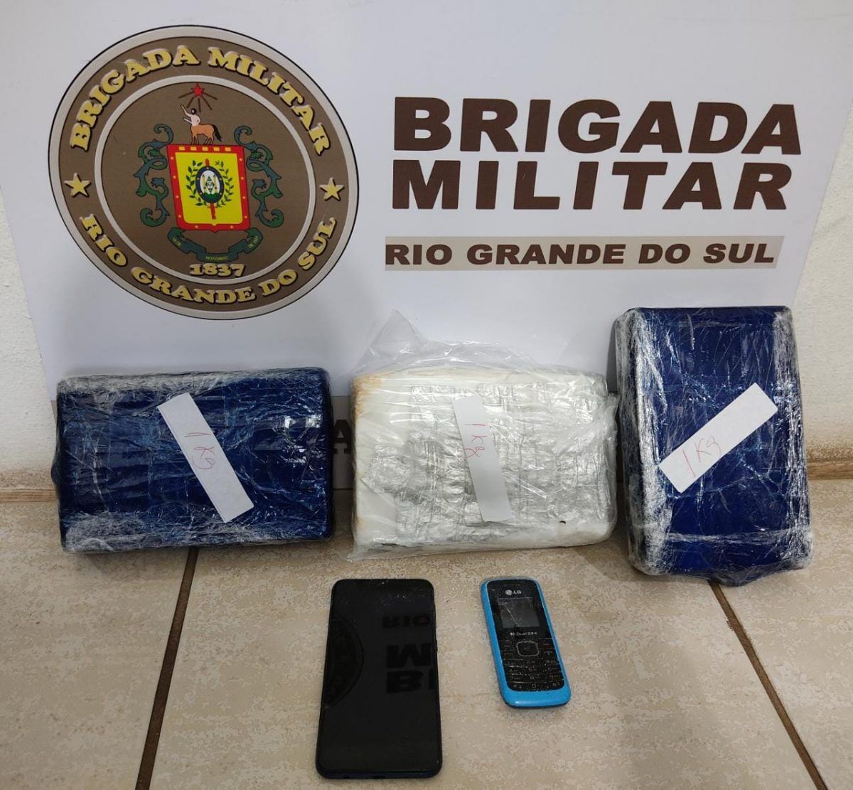 BM prende homem com três quilos de drogas