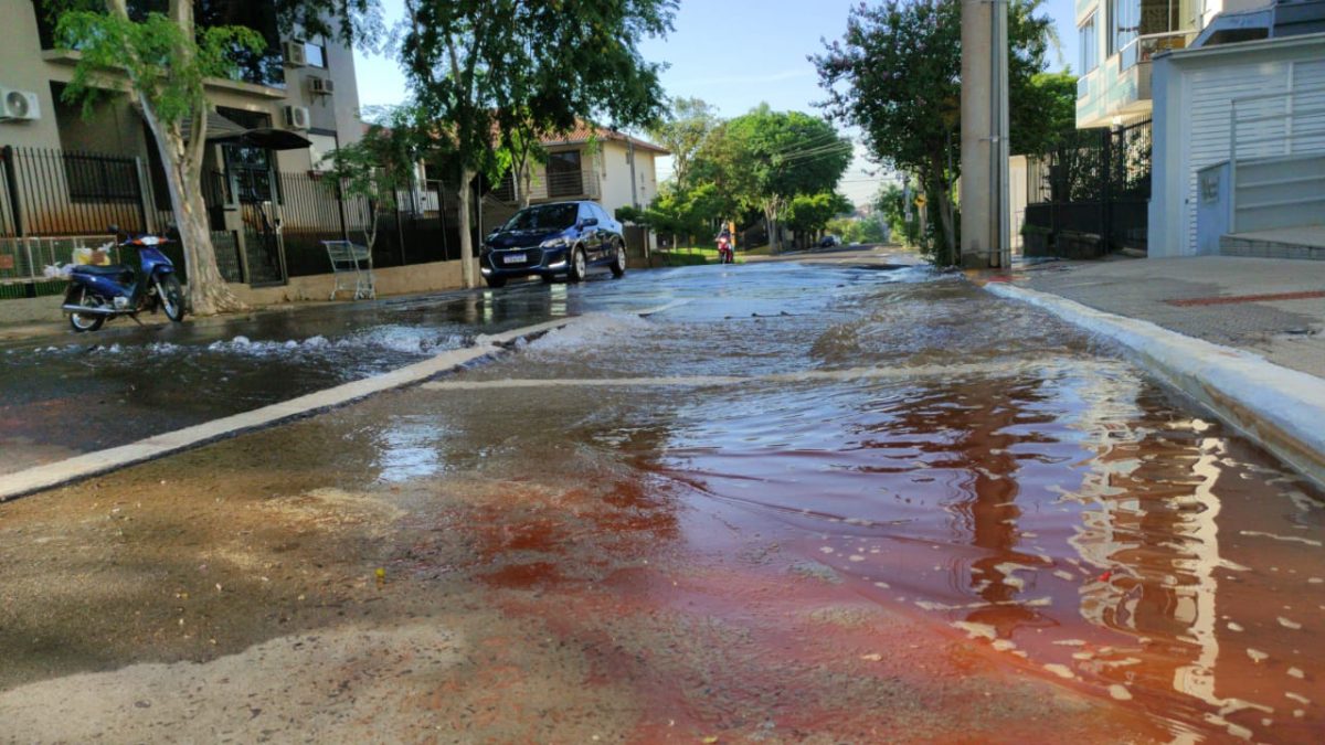 Cano estoura na rua Emílio Conrad e asfalto cede; Veja o vídeo