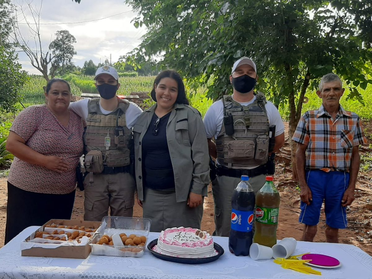 Adolescente recebe visita da BM em comemoração aos 15 anos