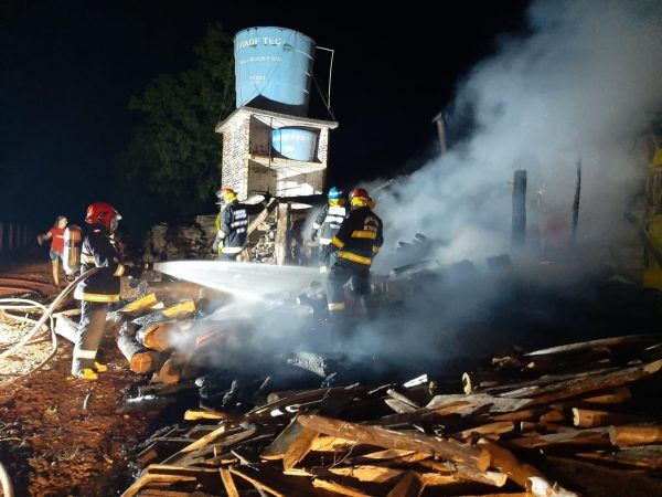 Bombeiros Voluntários combatem incêndio em Linha São Jacó