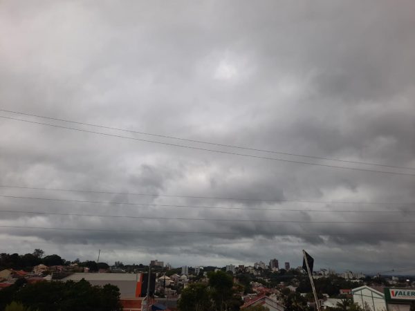 Última dia do ano começa com possibilidade de chuvas e termina com sol