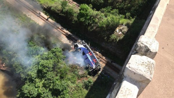 Queda de ônibus de viaduto mata pelo menos 14 pessoas