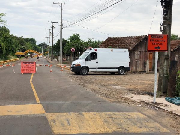 Rua Ruben Feldens é interditada para recuperação em ponto de desbarrancamento em Cruzeiro