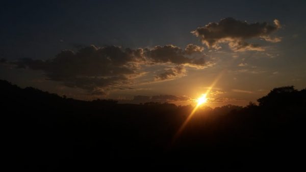 Sol aparece, porém chuva chega ao Vale no fim da tarde